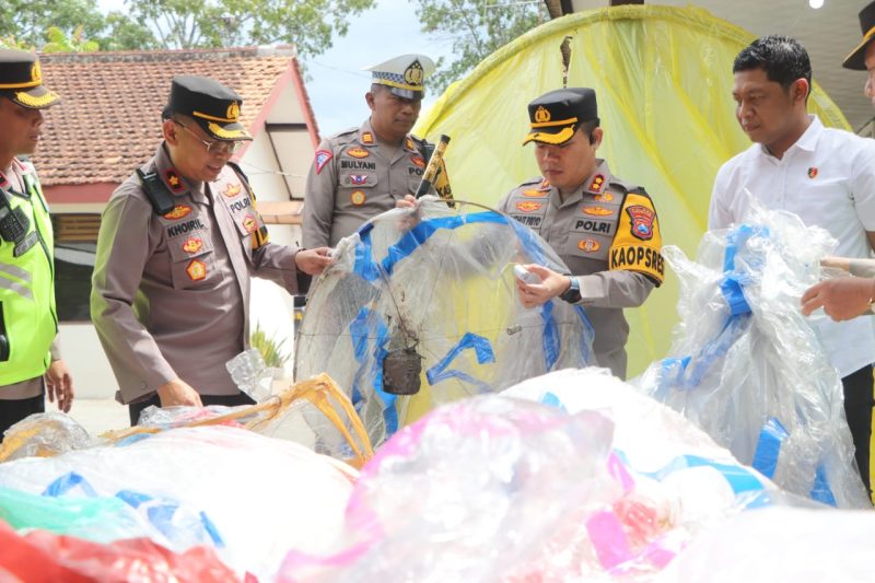 Polres Trenggalek, Amankan Ratusan Balon Udara Siap&nbsp;Terbang