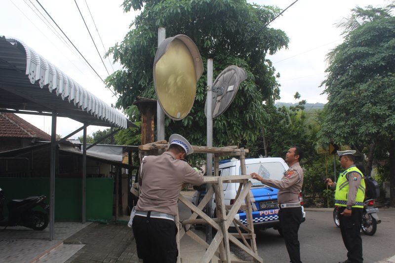 Polantas Trenggalek, Protroli Sembari Resik-Resik Rambu Lalu&nbsp;Lintas
