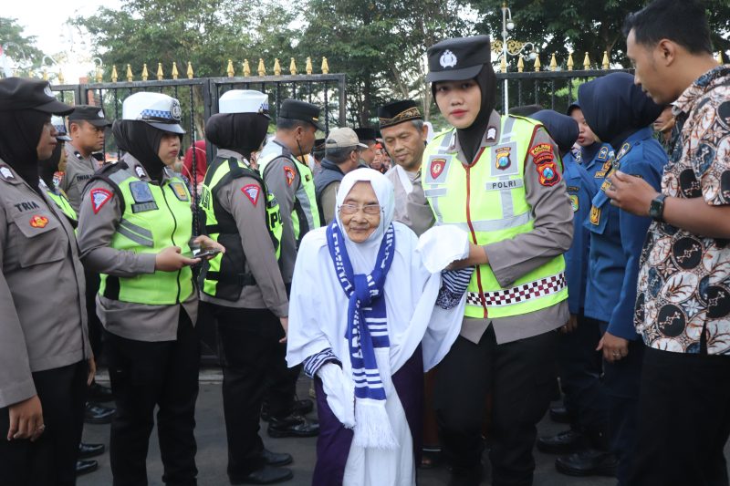 Polres Trenggalek, Kerahkan Puluhan Polwan Bantu CJH Perempuan dan&nbsp;Lansia