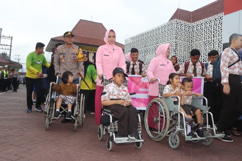 Walking Tour, Kapolres Trenggalek Ajak Siswa SLB Kemala Bhayangkari 1 Keliling&nbsp;Mapolres