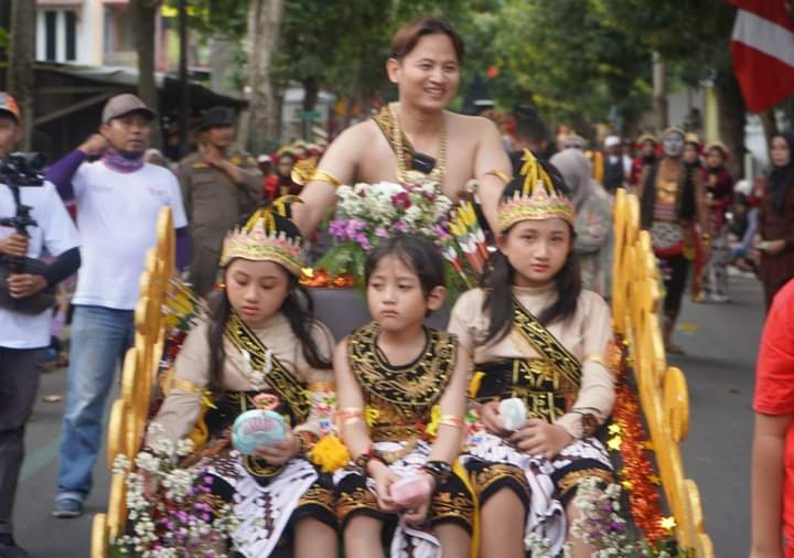 Bupati Trenggalek, Bersama Ketiga Anaknya Ramaikan Pawai Budaya “TGX Sustainable&nbsp;Culture”